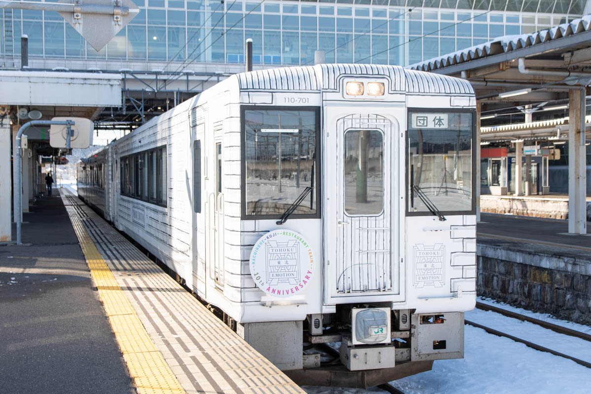 東北エモーションの車両写真。白を基調としたスタイリッシュなデザイン