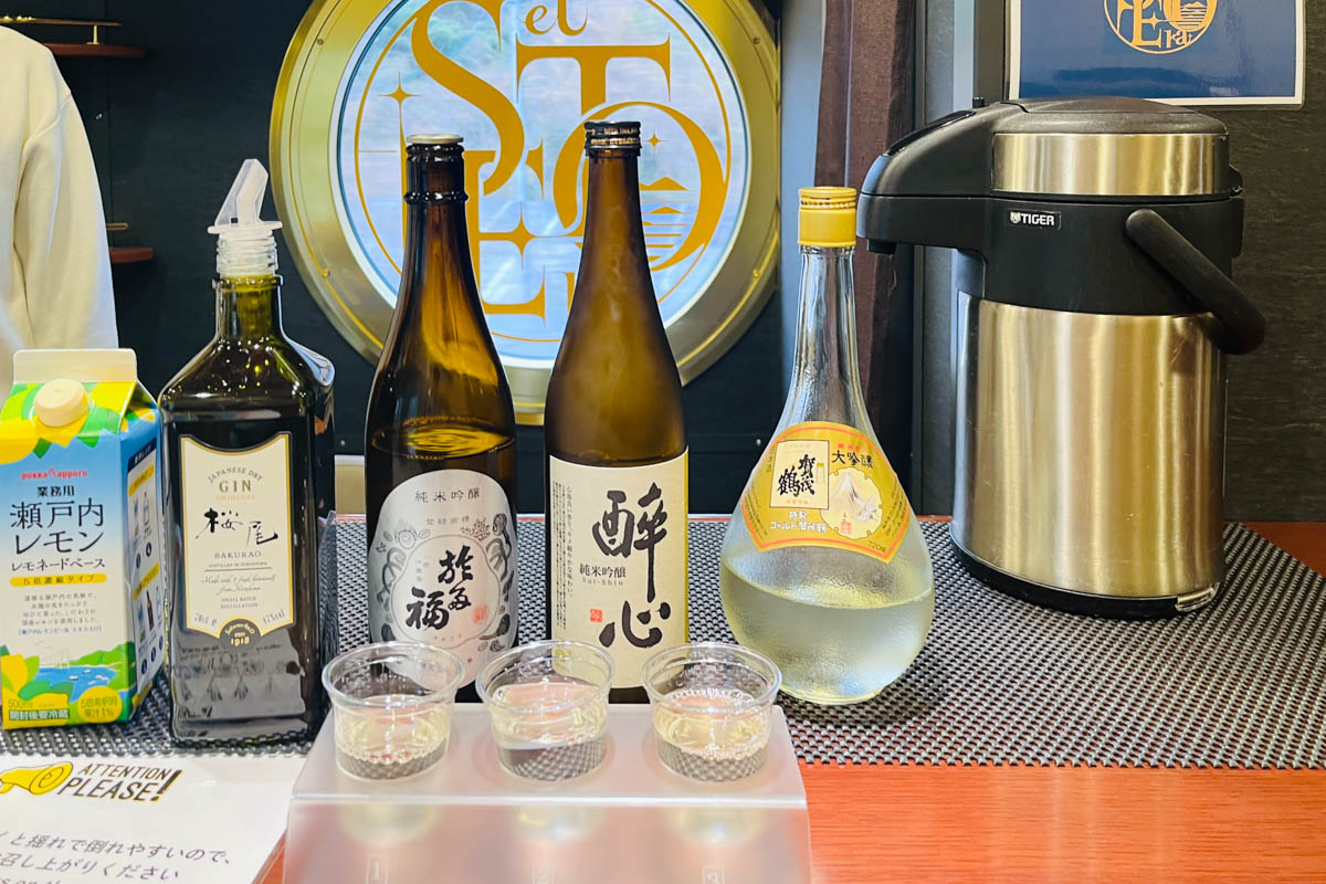 etSETOraのバーカウンターで購入できる地酒の飲み比べ
