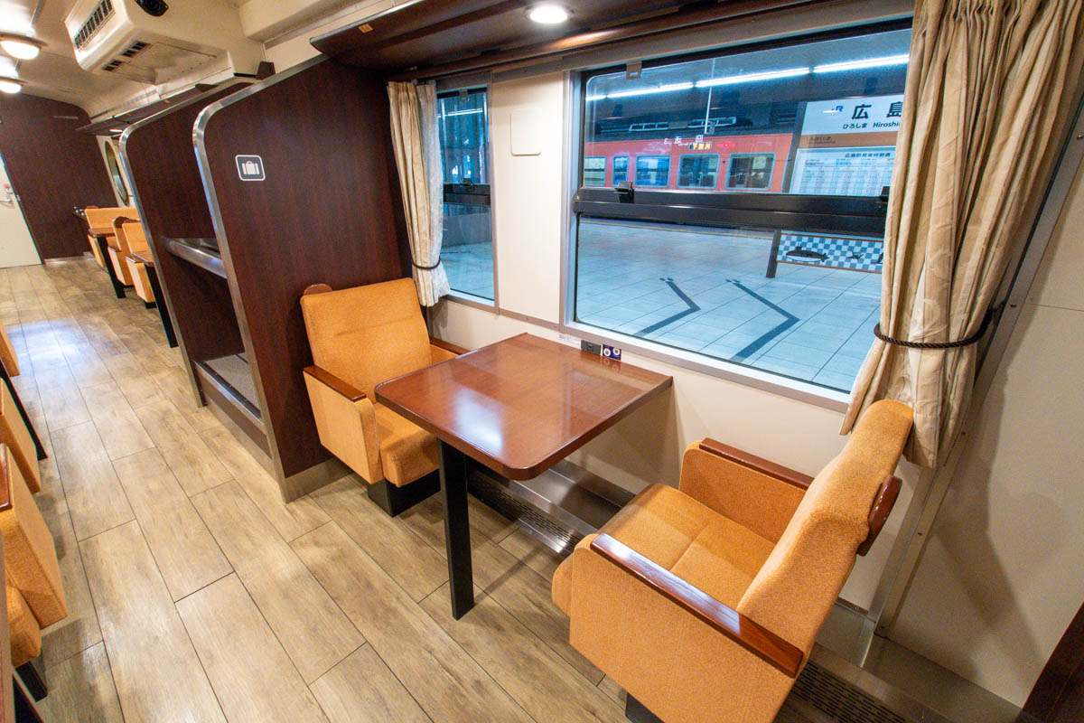 etSETOra１号車のボックス席