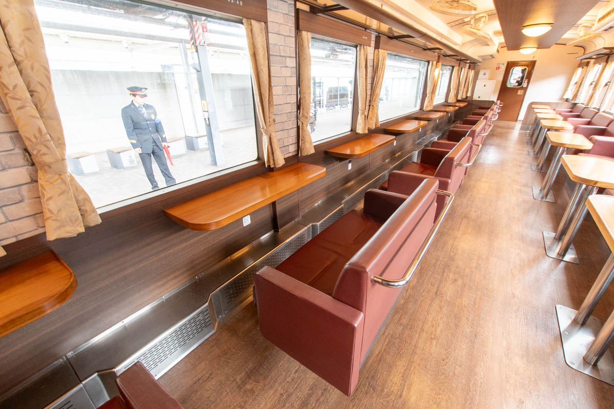 〇〇のはなし２号車カウンター席（海側）