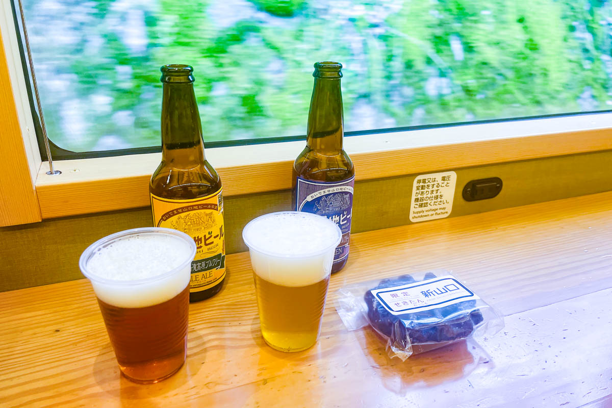 〇〇のはなしの車内販売で購入したビールと石炭ワッフル