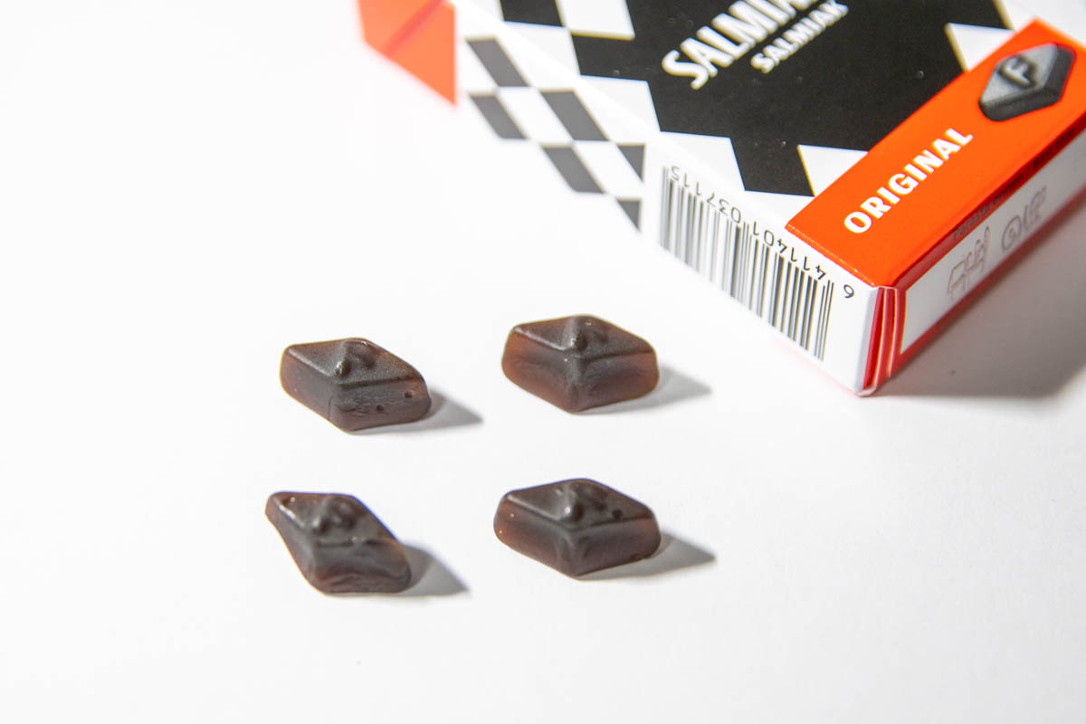 サルミアッキの中身。黒いハードグミのような粒がたくさん入っています。