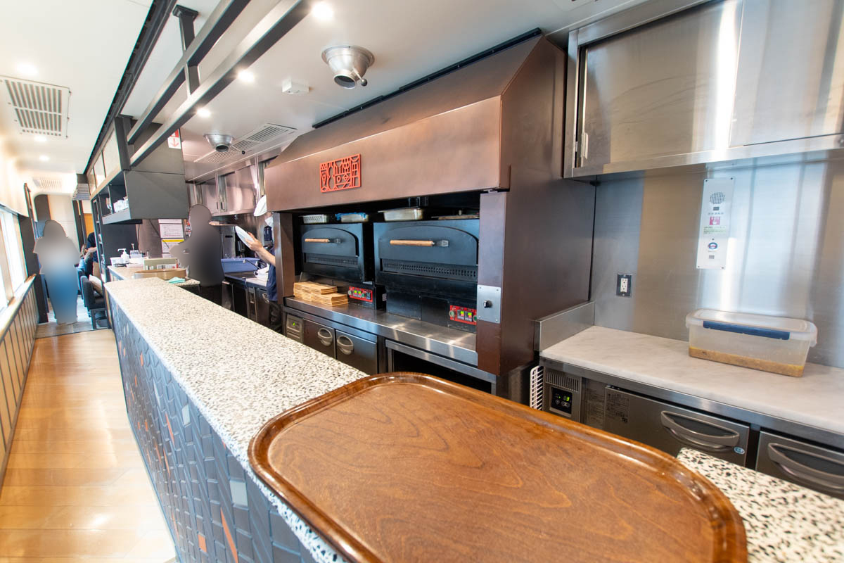 The rail kitchen chikugoの２号車にある窯