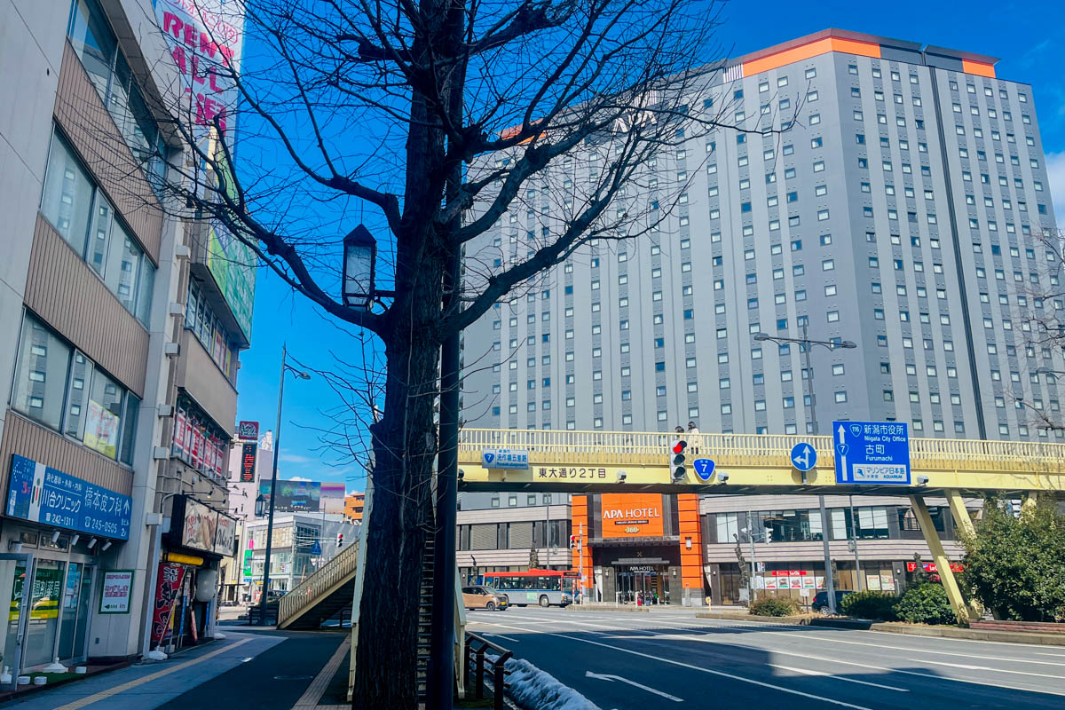 新潟駅前の大通りを進んだ先のY字路。アパホテルが目印