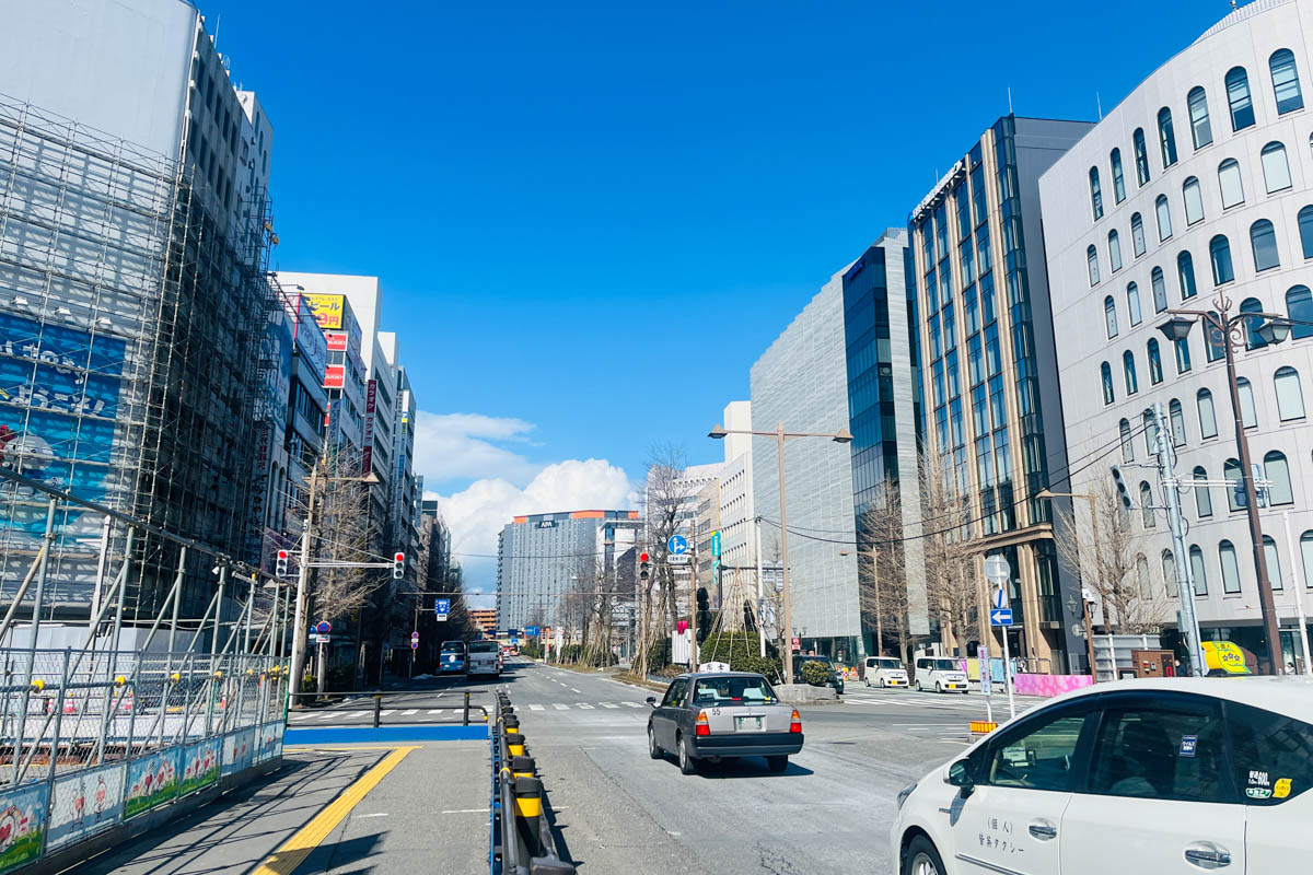 新潟駅万代広場から見える大通り
