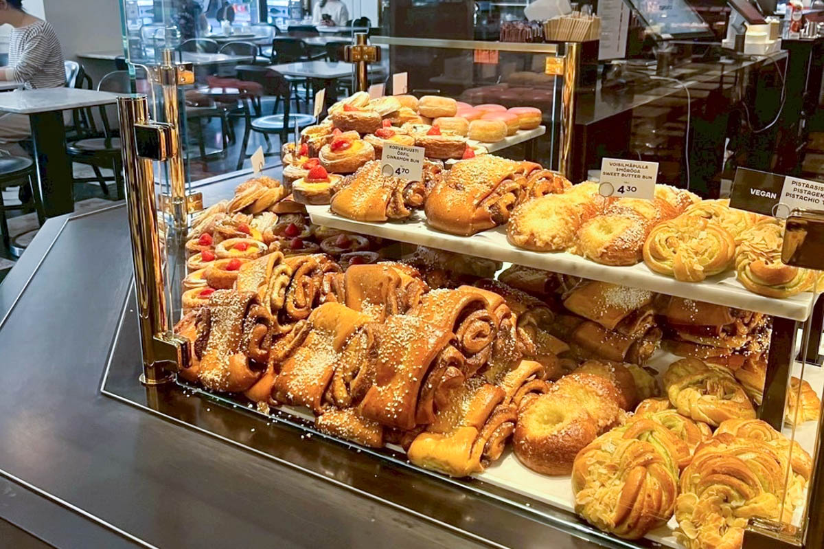 Fazerの店内。シナモンロールが有名で美味。