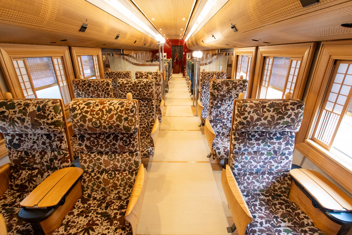 36ぷらす3の6号車車内全景（畳敷）