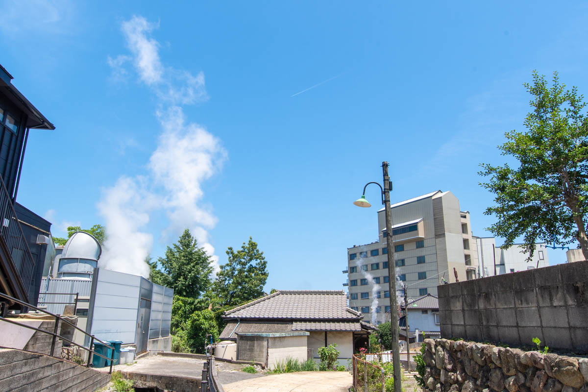 別府の街中と湯けむり