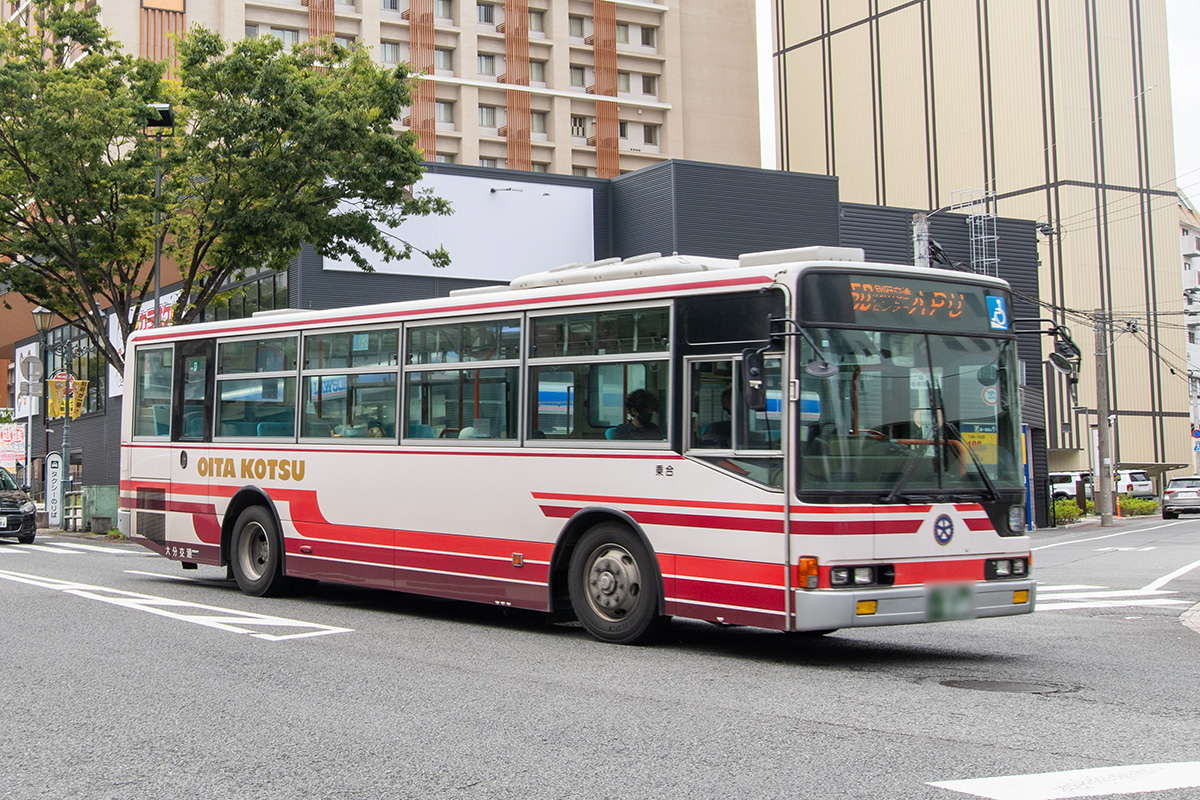 別府市内を走る大分交通バスの全景