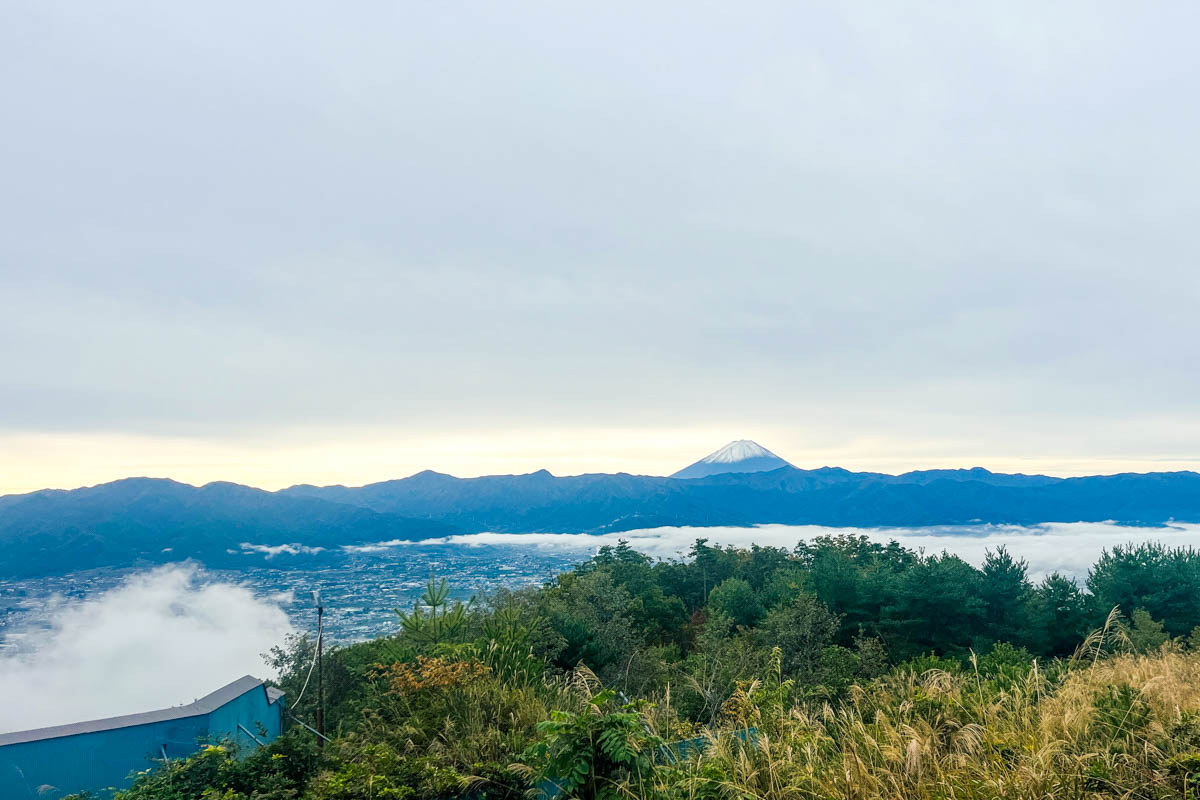 ほったらかし温泉から見られる絶景。富士山と甲府盆地を借景にする贅沢なロケーションです。