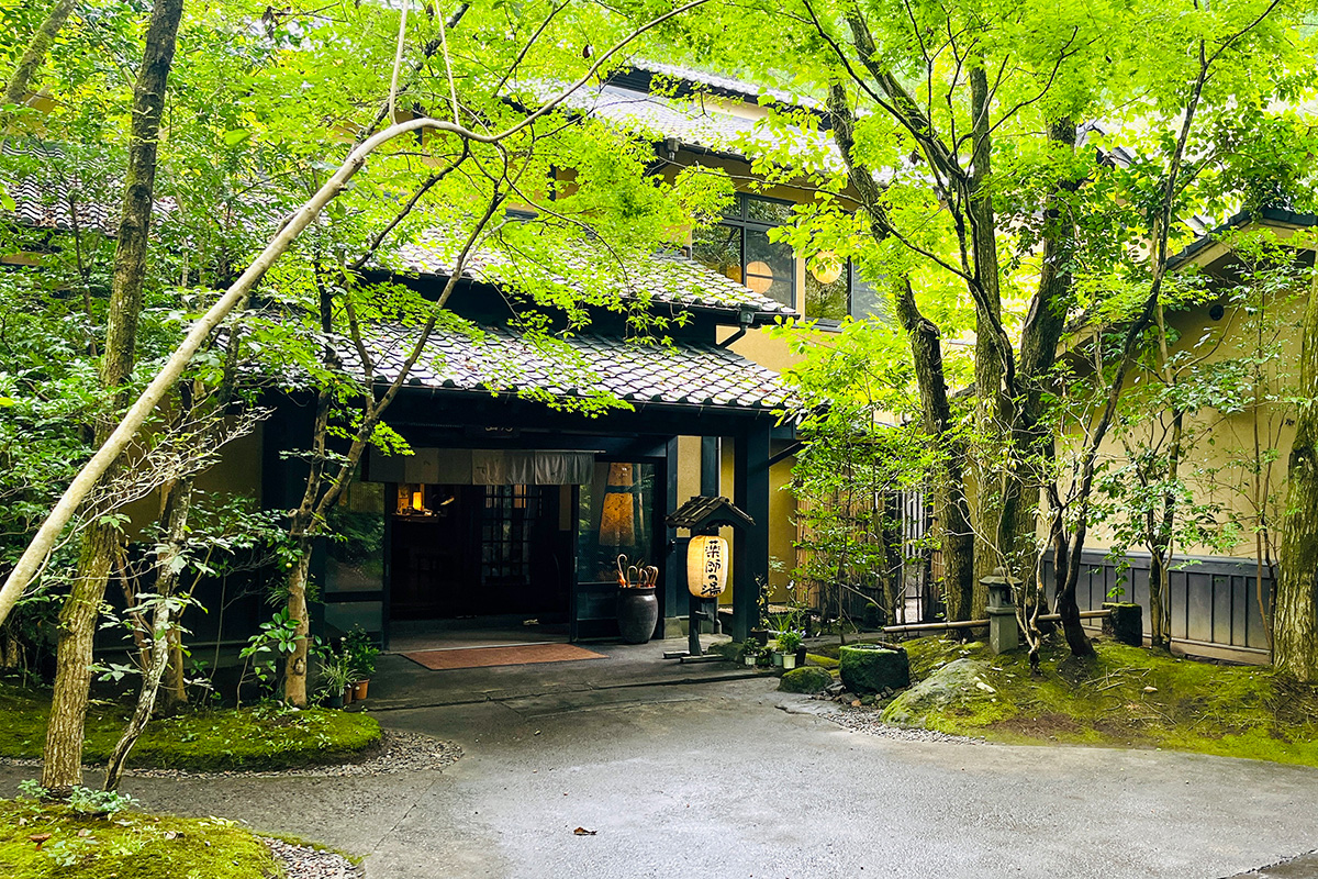 黒川温泉にある旅館山河のエントランス
