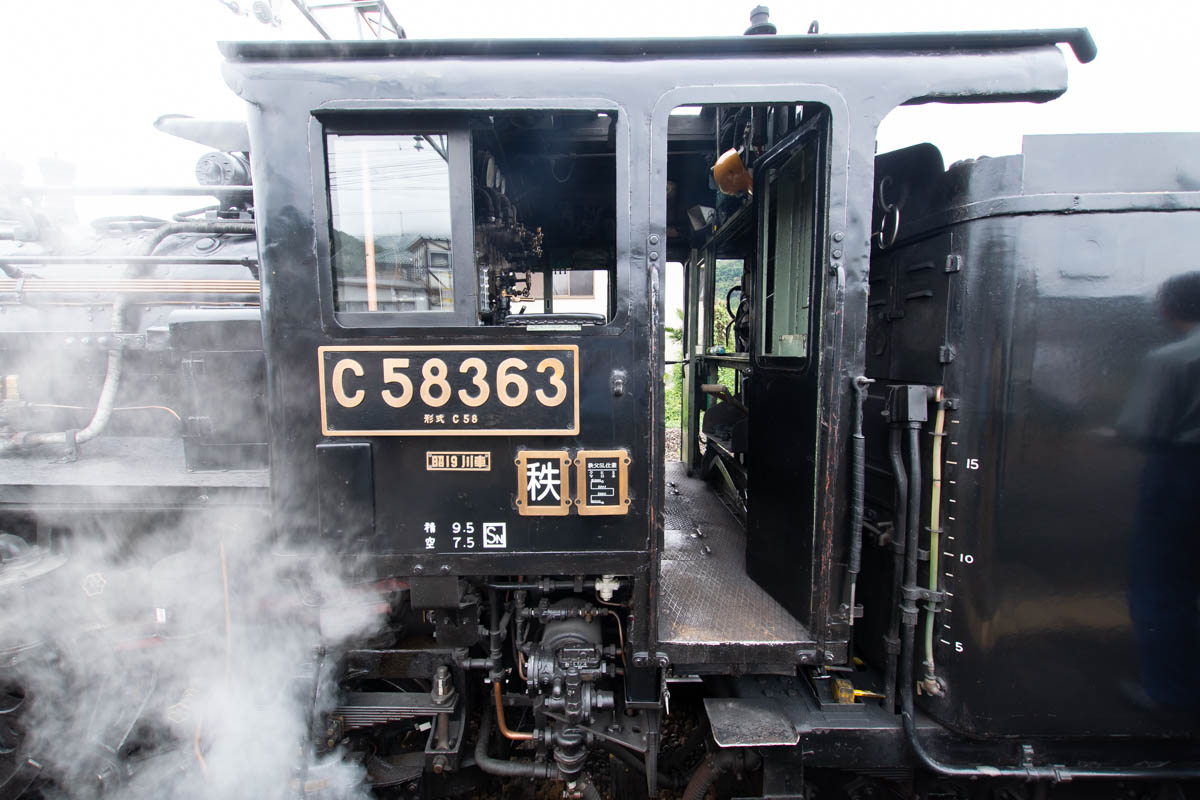 秩父鉄道のSLパレオエクスプレスの機関車ーC58の機関士室