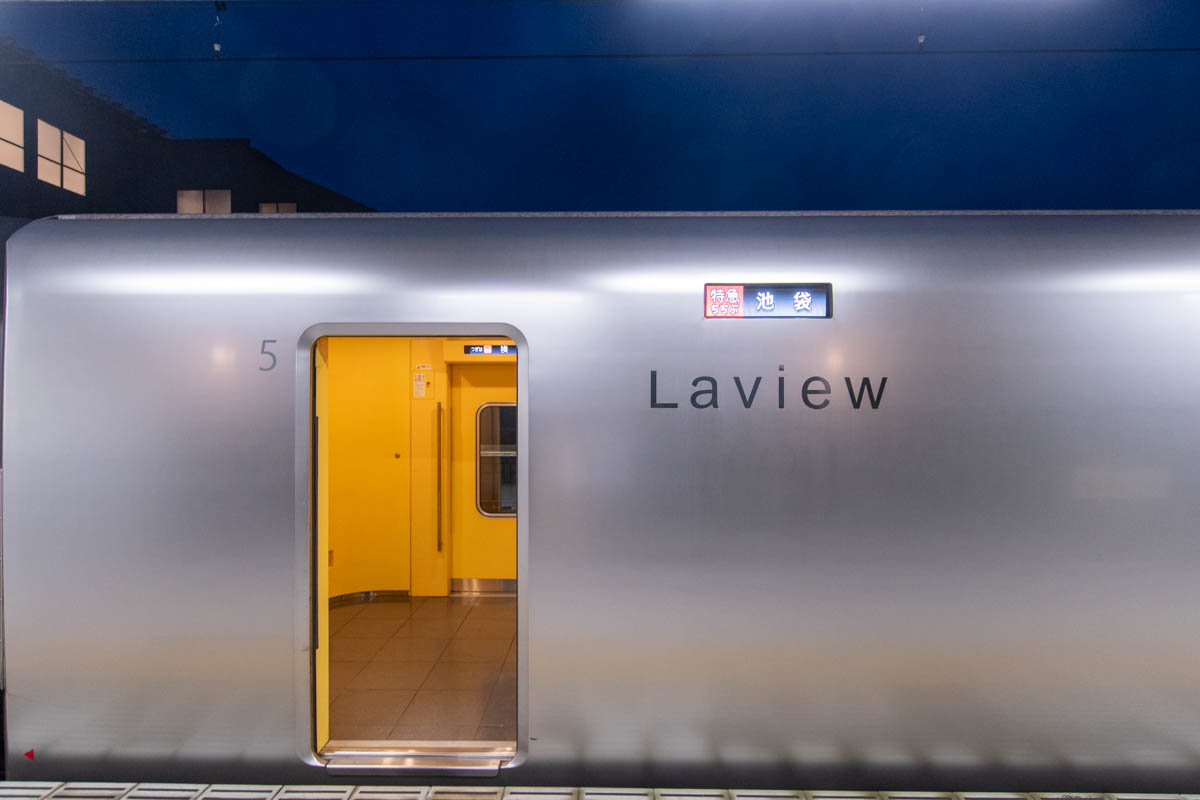 特急ラビューの側面