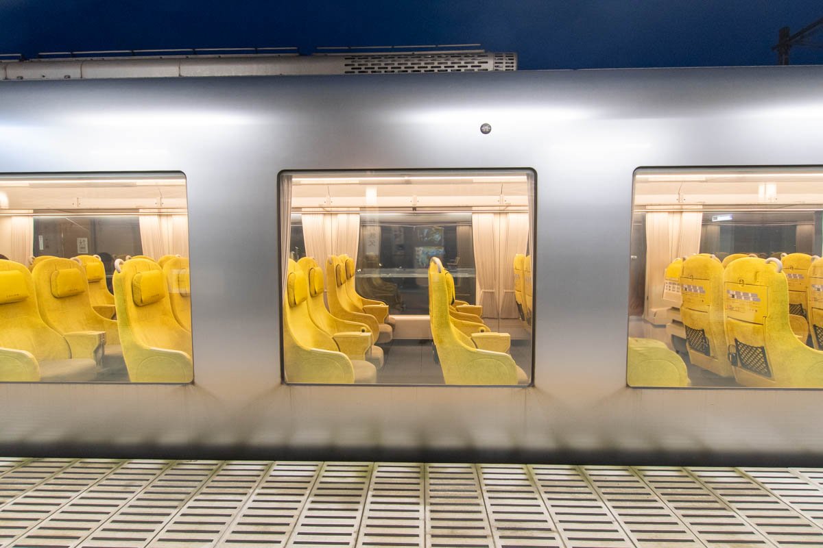 特急ラビューの側面と窓。足元まで広がる窓が特徴的です。