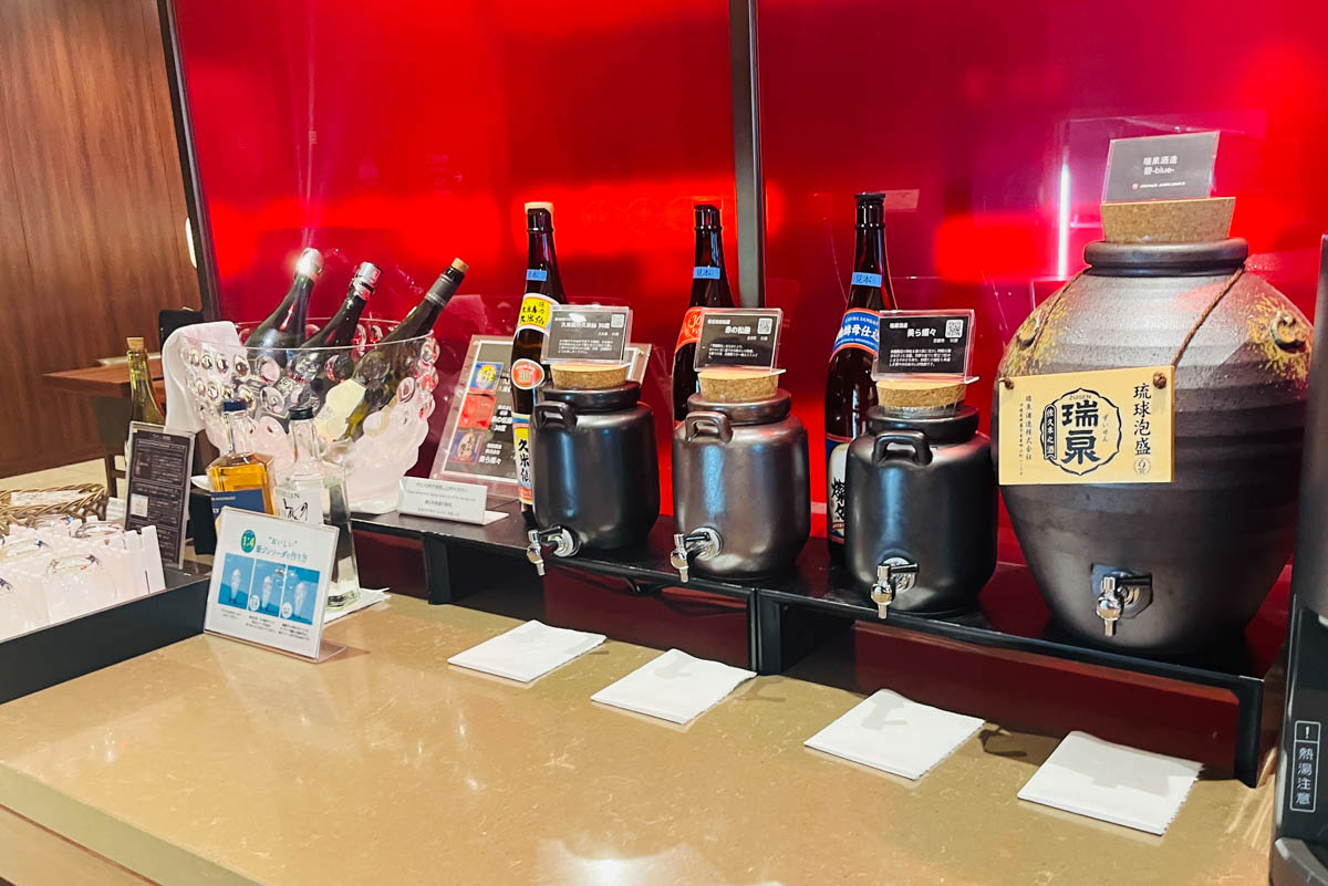 那覇空港のダイヤモンド・プレミアラウンジに期間限定で設置されていた泡盛飲み比べエリア。