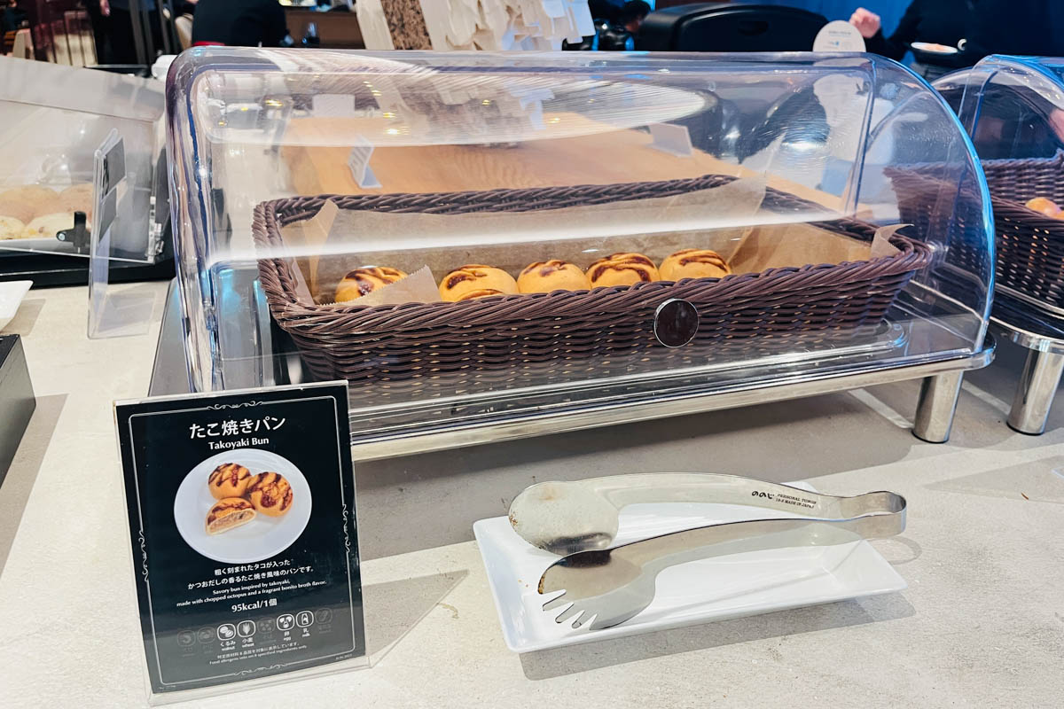 ダイヤモンド・プレミアラウンジのご当地パンコーナー。伊丹空港ではたこやきパンがあった。