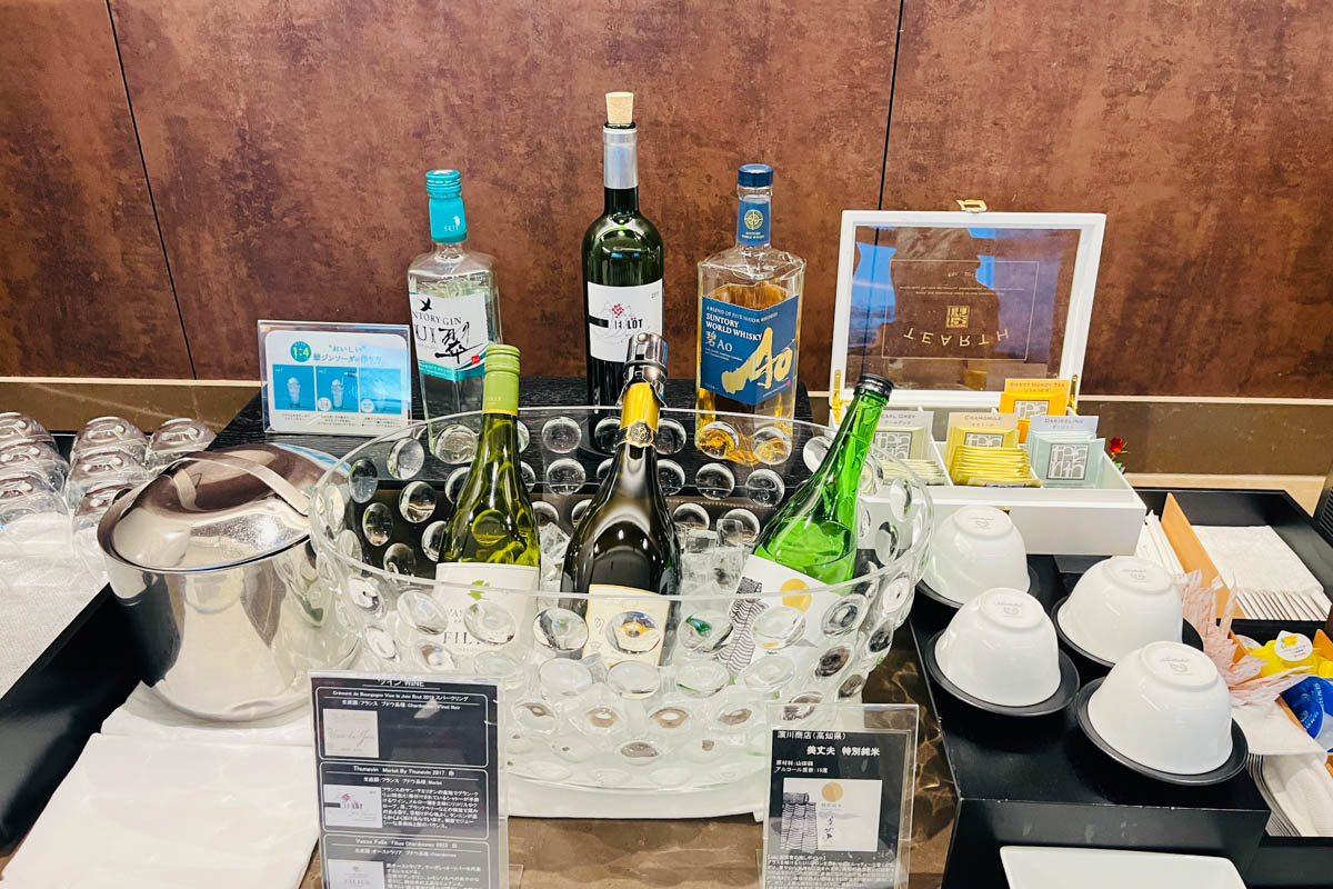 ダイヤモンド・プレミアラウンジのワインやホットティーコーナー