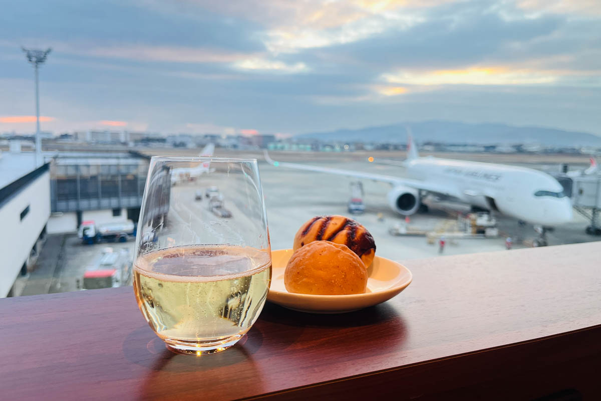 ダイヤモンド・プレミアラウンジの窓際の席。飛行機を見ながらのんびりできる。