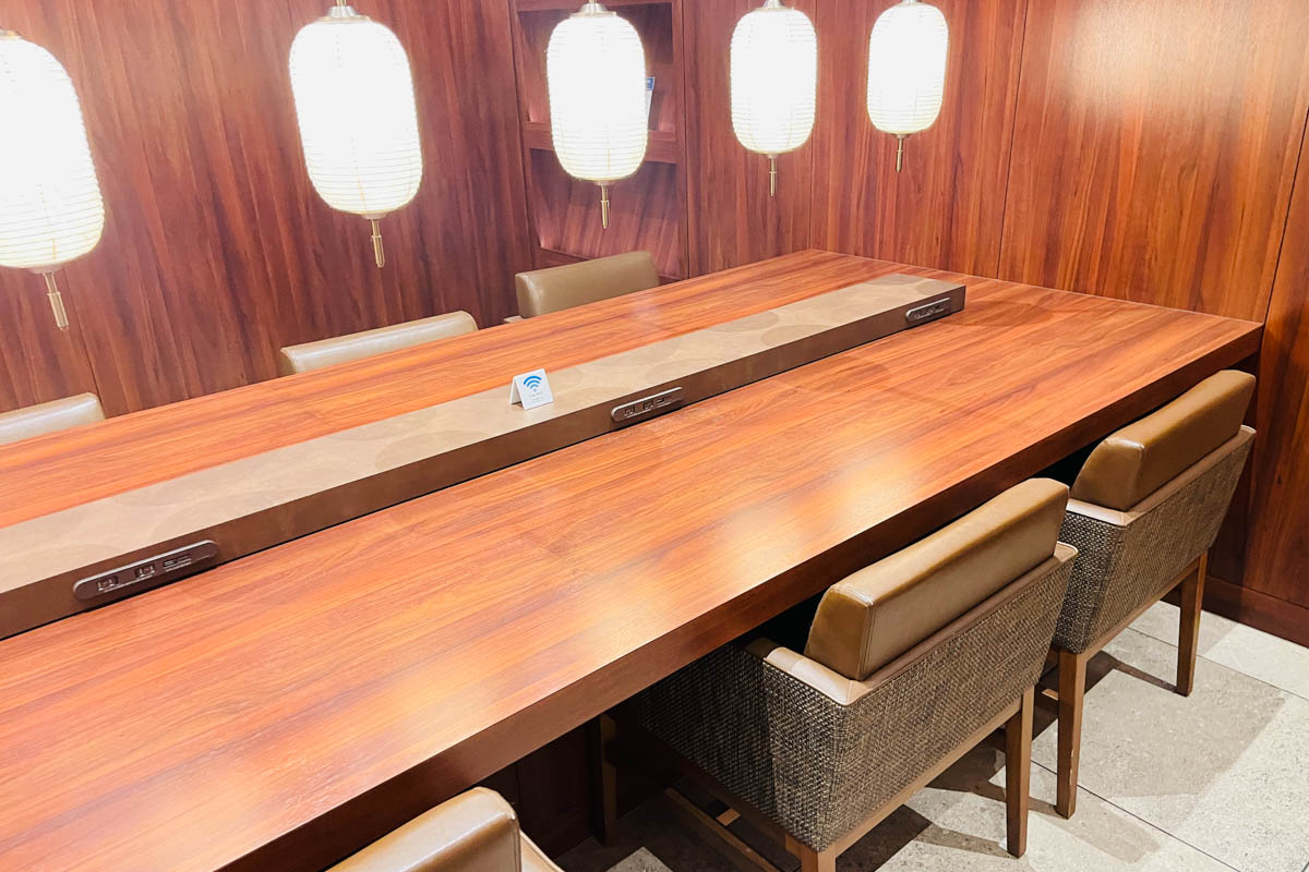 ダイヤモンド・プレミアラウンジのダイニングスペース