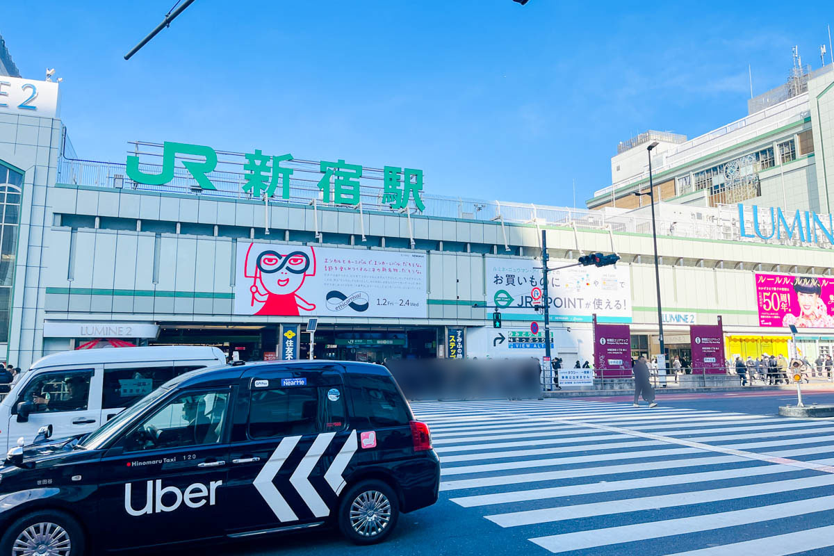 新宿駅南口のエントランスを甲州街道から