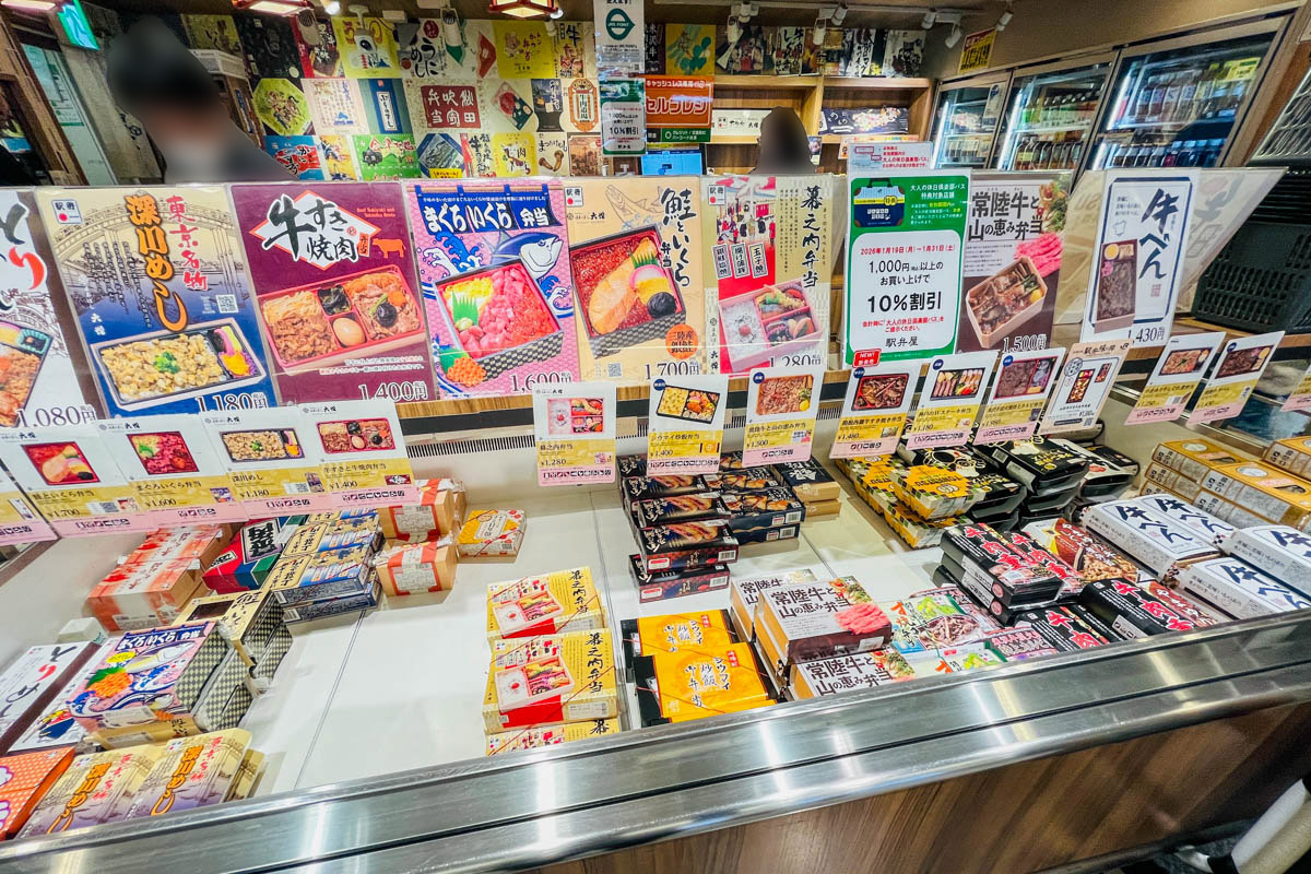 新宿駅改札内にある駅弁屋「祭」の陳列棚イメージ