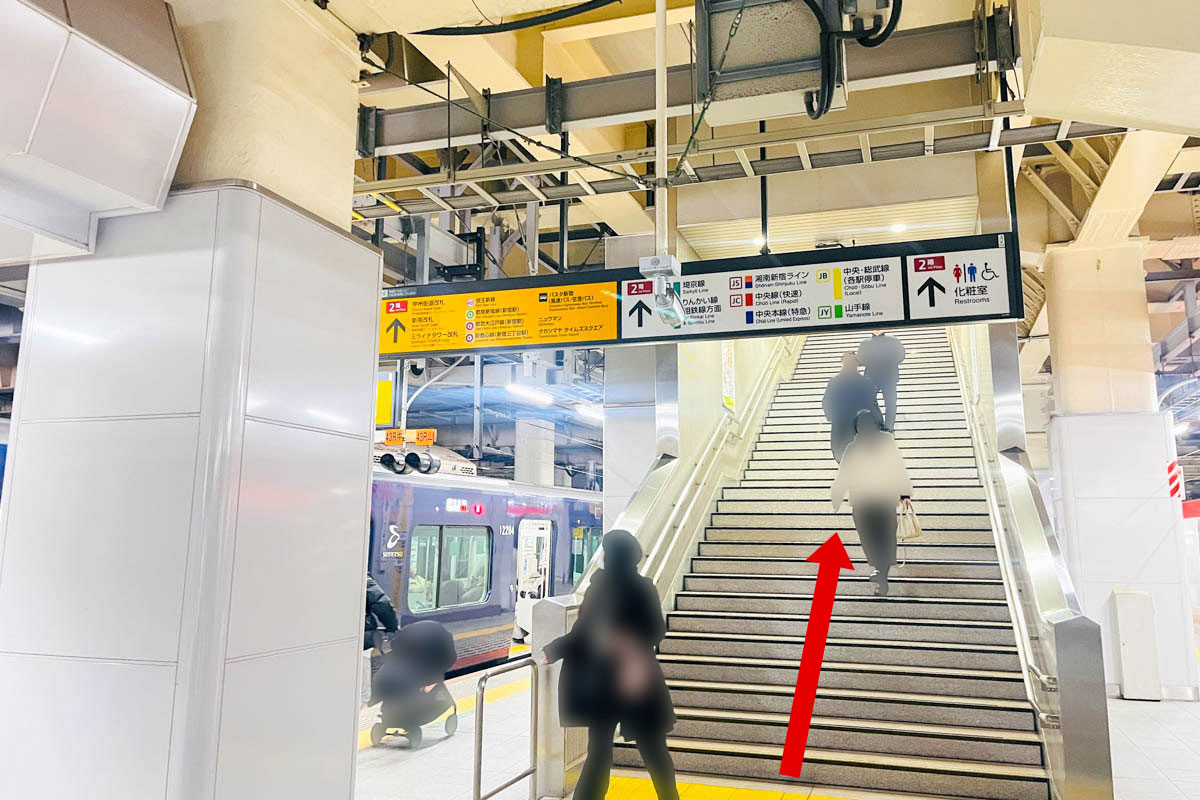 新宿駅5,6番線ホームから甲州街道改札などへ向かう上り階段イメージ