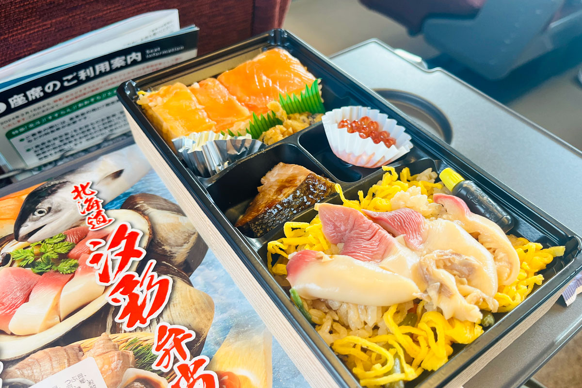 北海道の南千歳で買える汐彩弁当。海鮮がたくさん詰まっていて絶品。