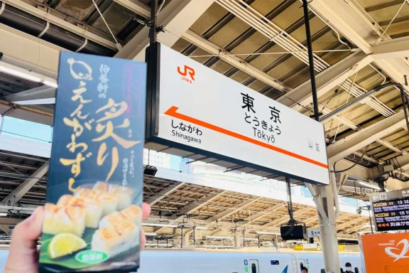 東京駅の駅名標と炙りえんがわ寿司のパッケージ
